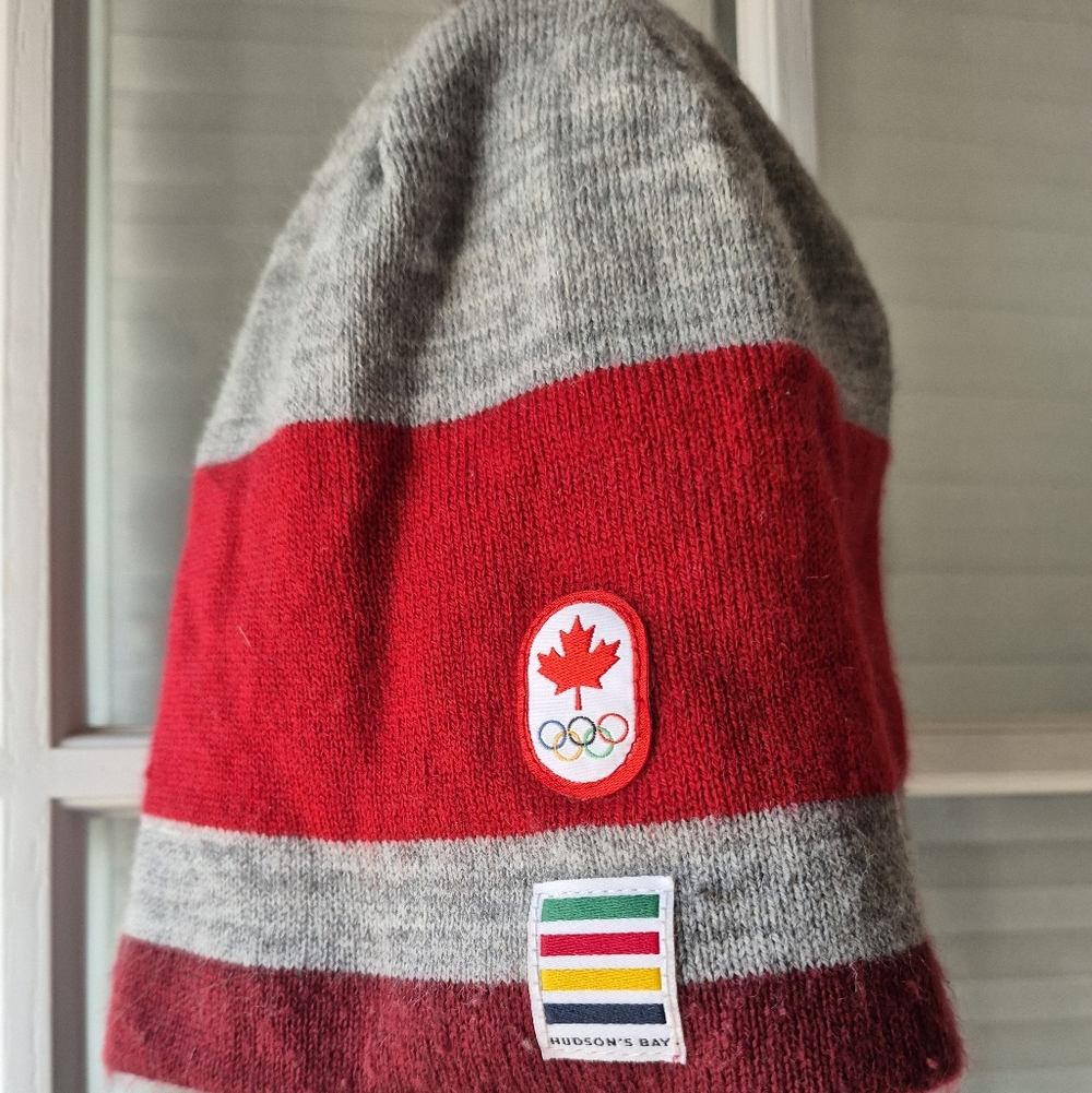 HBC Maple Leaf Mittens And Hat Set - Picture 3 of 6